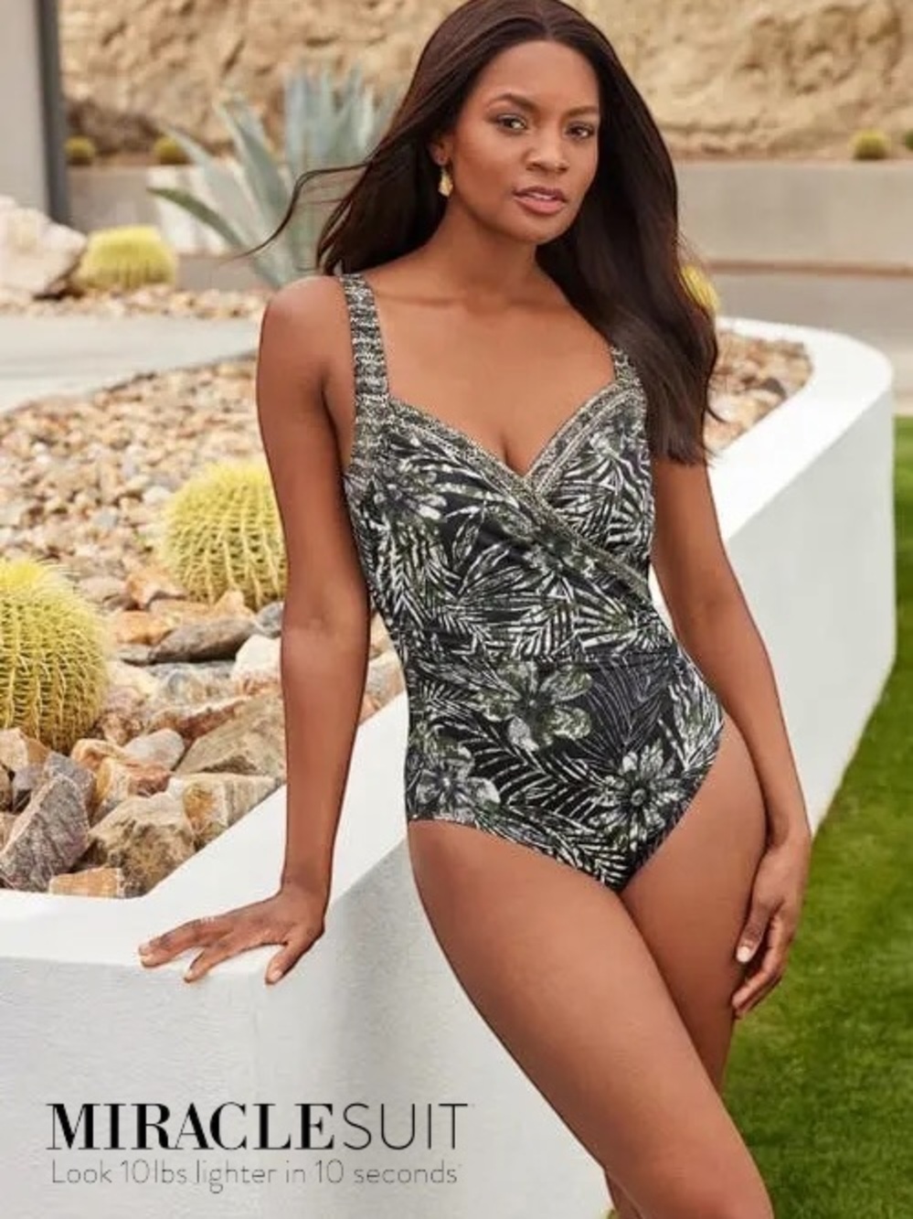 NWT Miraclesuit
Zahara Sanibel Black
Gold Tropical
Swimsuit Size 16